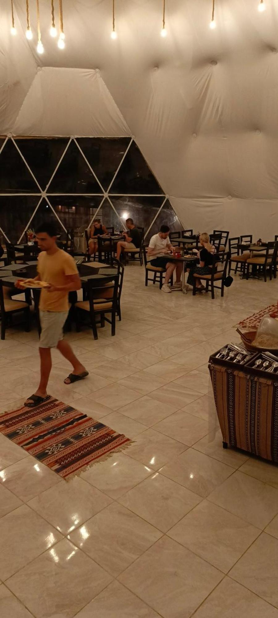 Titanic Camp Panzió Rum vádi Kültér fotó